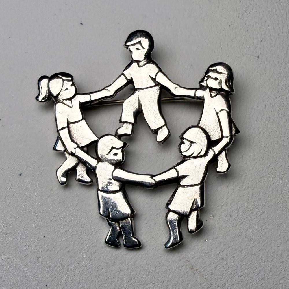 Retired James Avery Children Holding Hands Brooch